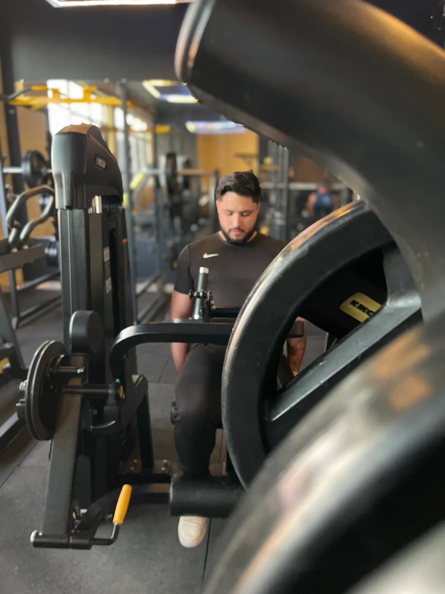 Everson Martins realizando exercício na cadeira extensora durante treino personalizado.