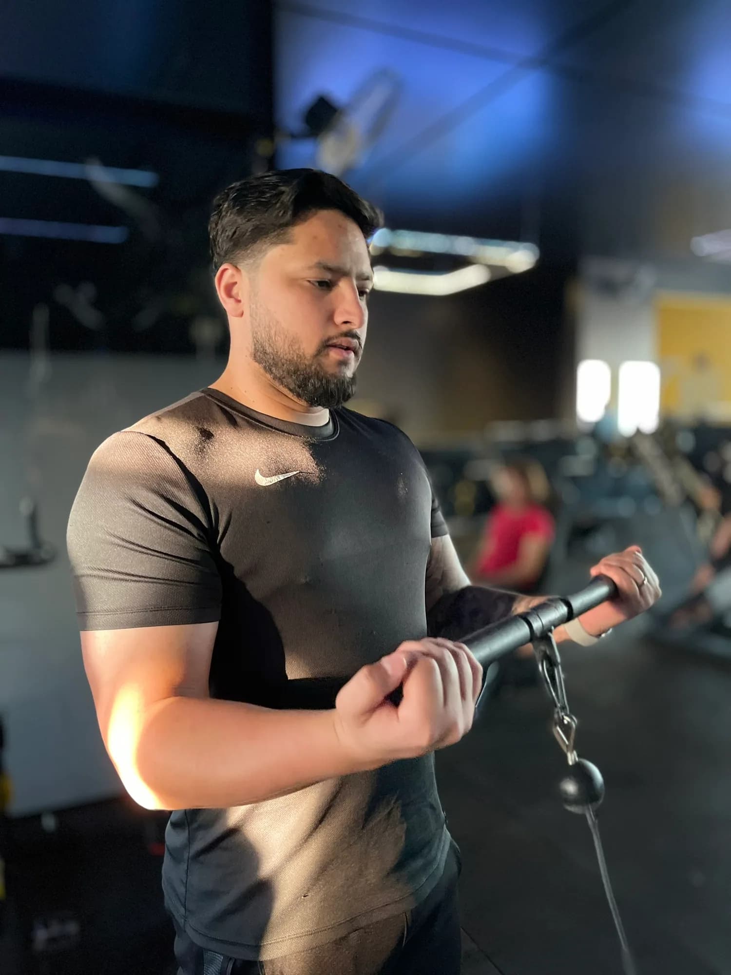 Everson Martins demonstrando técnica em exercício de musculação no cabo.
